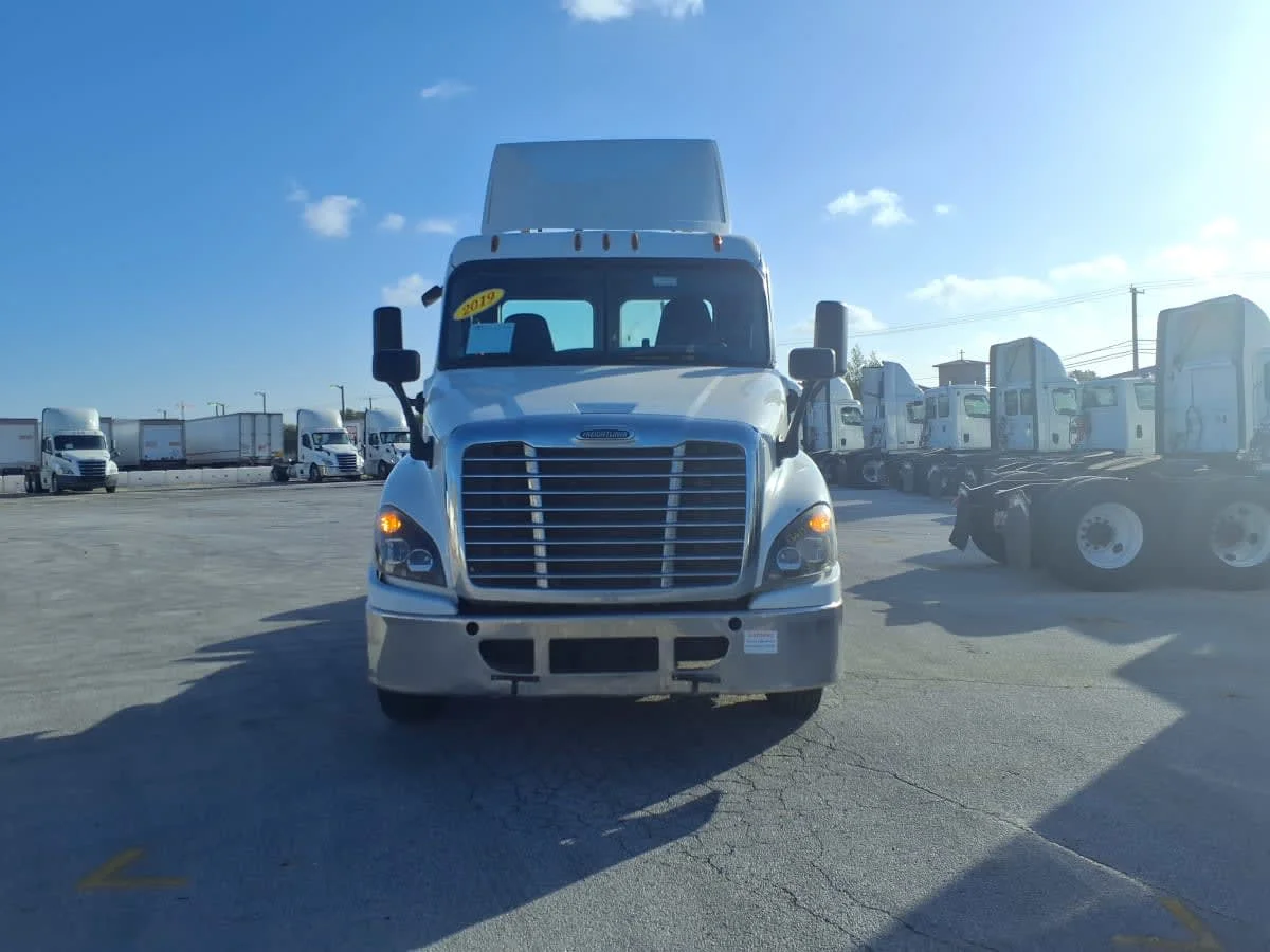 2019 Freightliner Cascadia in Fort Worth, TX — photo 2