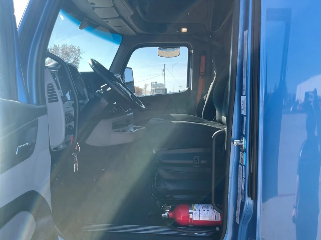 2023 Peterbilt 579 - image 10
