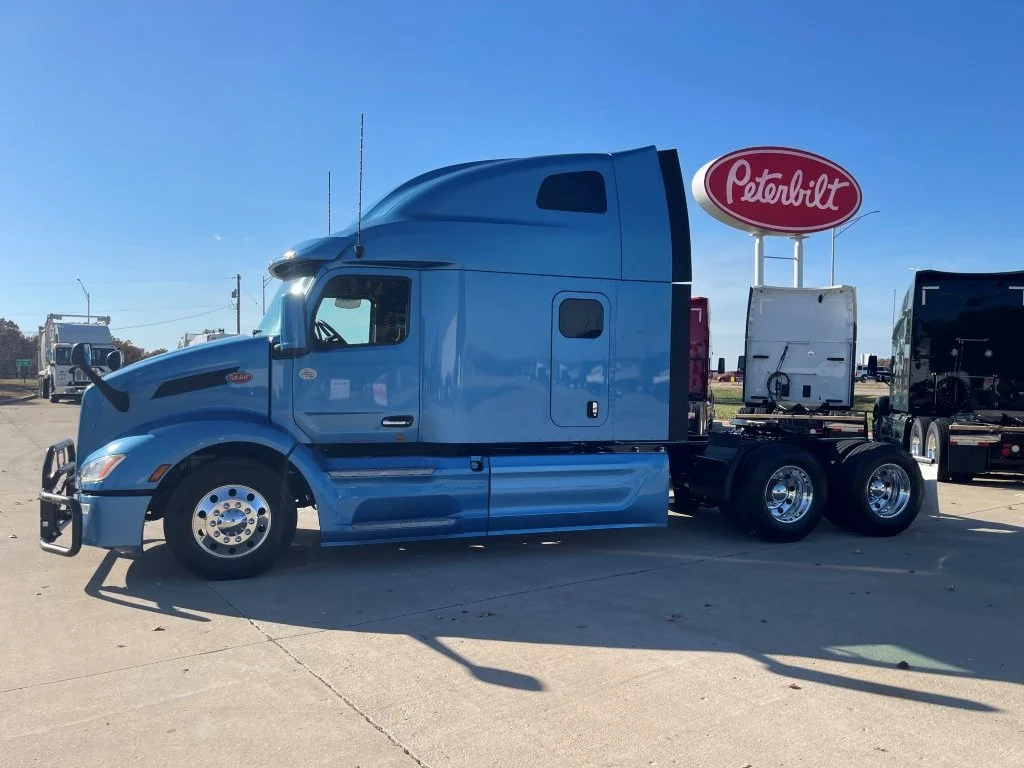 2023 Peterbilt 579 - image 2