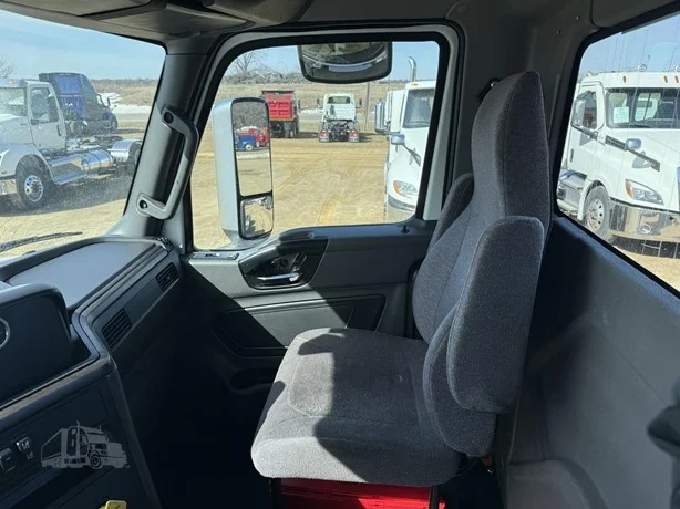 2023 International LT - image 8