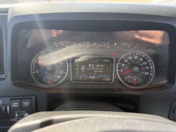 2023 International LT - image 5