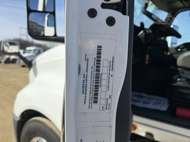 2023 International LT - image 11