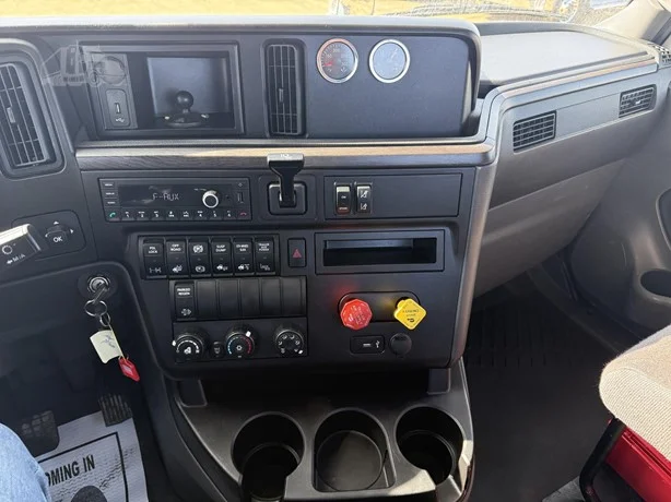 2023 International LT - image 7