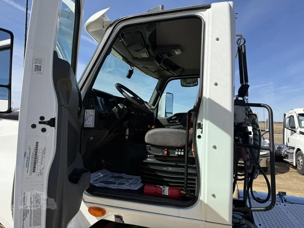 2023 International LT - image 4