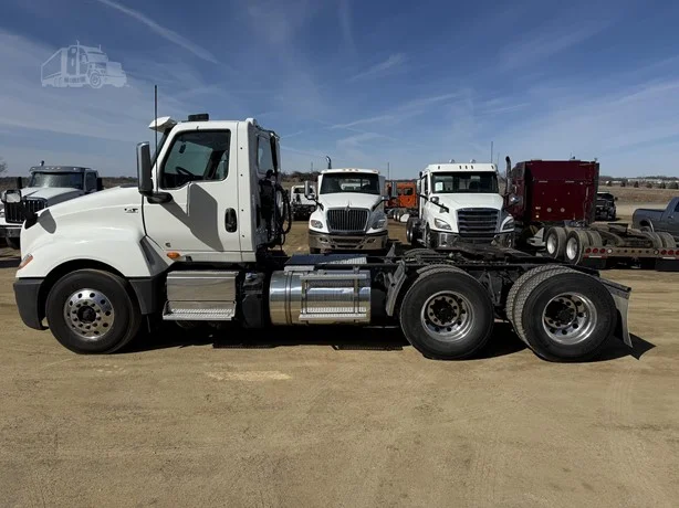 2023 International LT - image 16