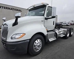 2023 International LT - image 41