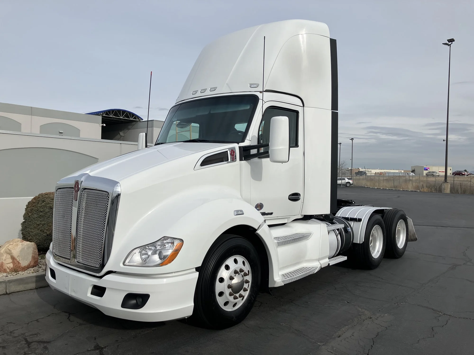 2022 Kenworth T680 in Salt Lake, UT — photo 2