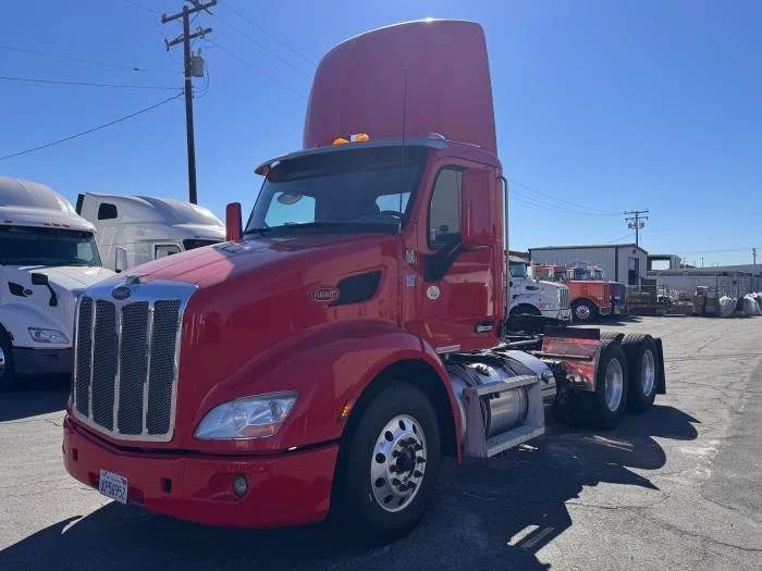 2020 Peterbilt 579 - image 2