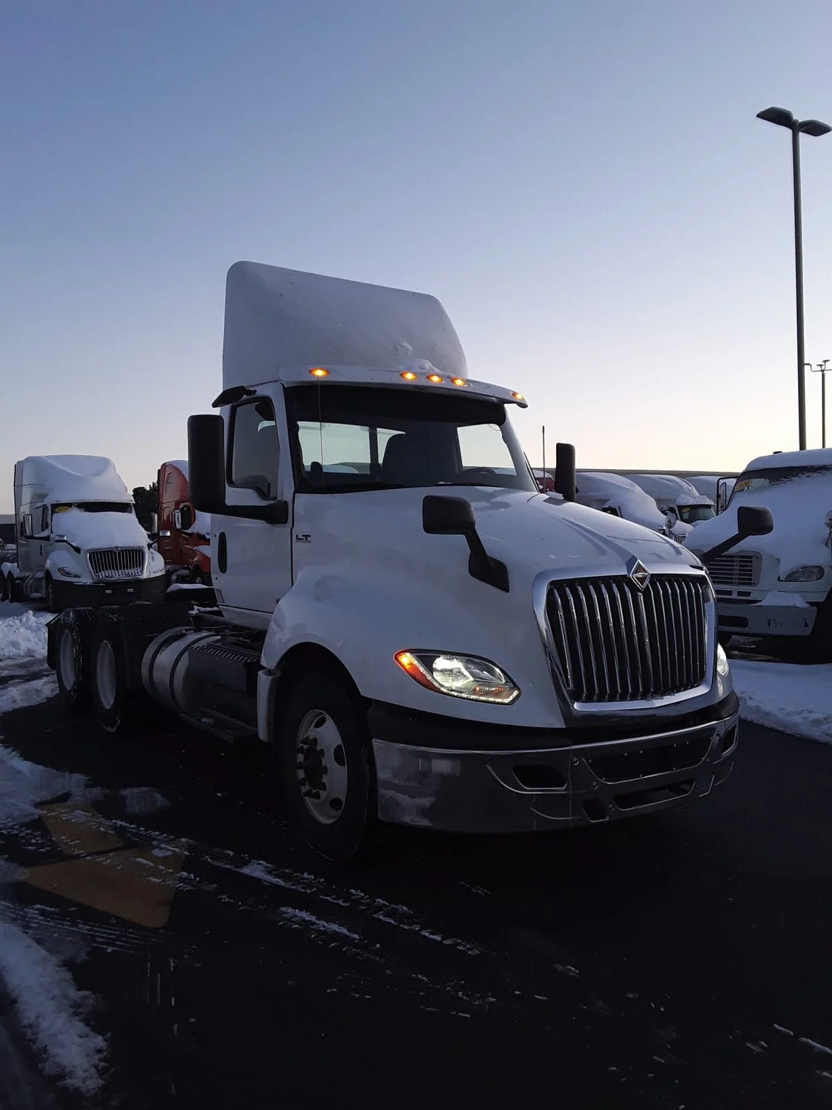 2019 International LT - image 3