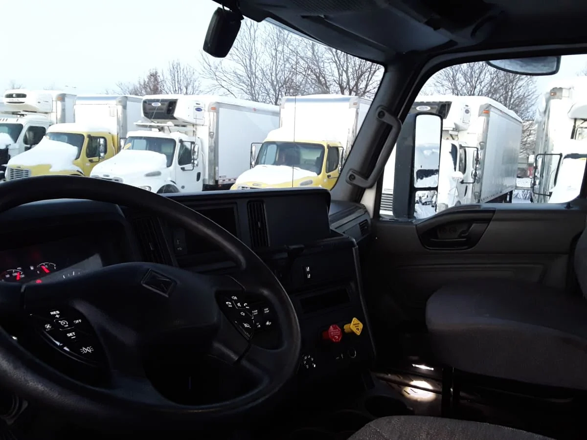 2019 International LT - image 7