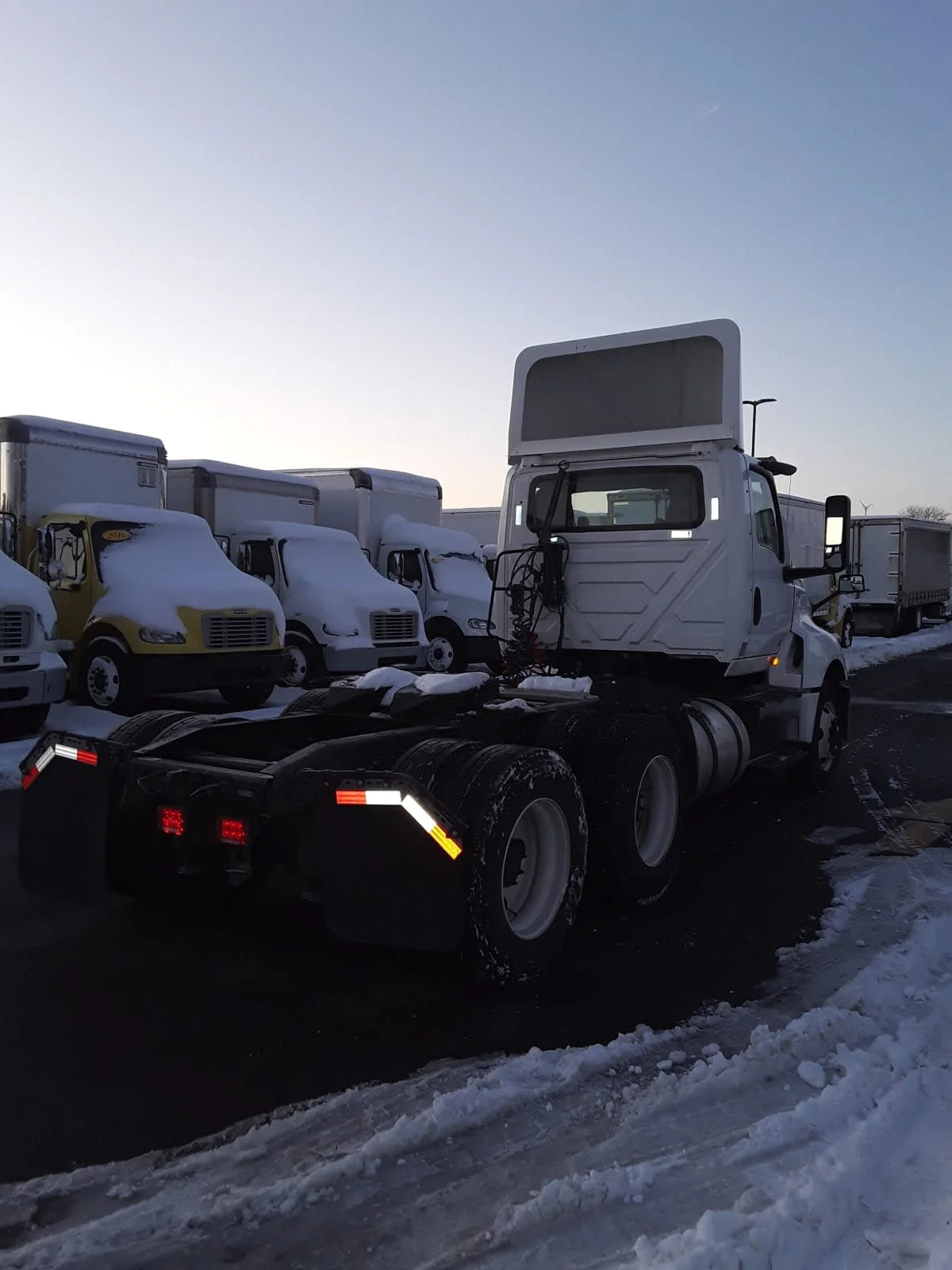 2019 International LT - image 4