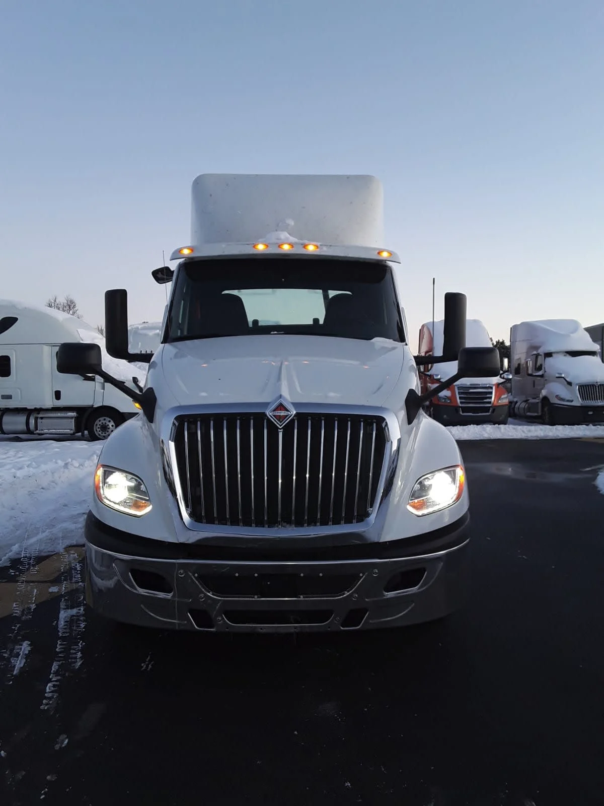 2019 International LT in Bolingbrook, IL — photo 2