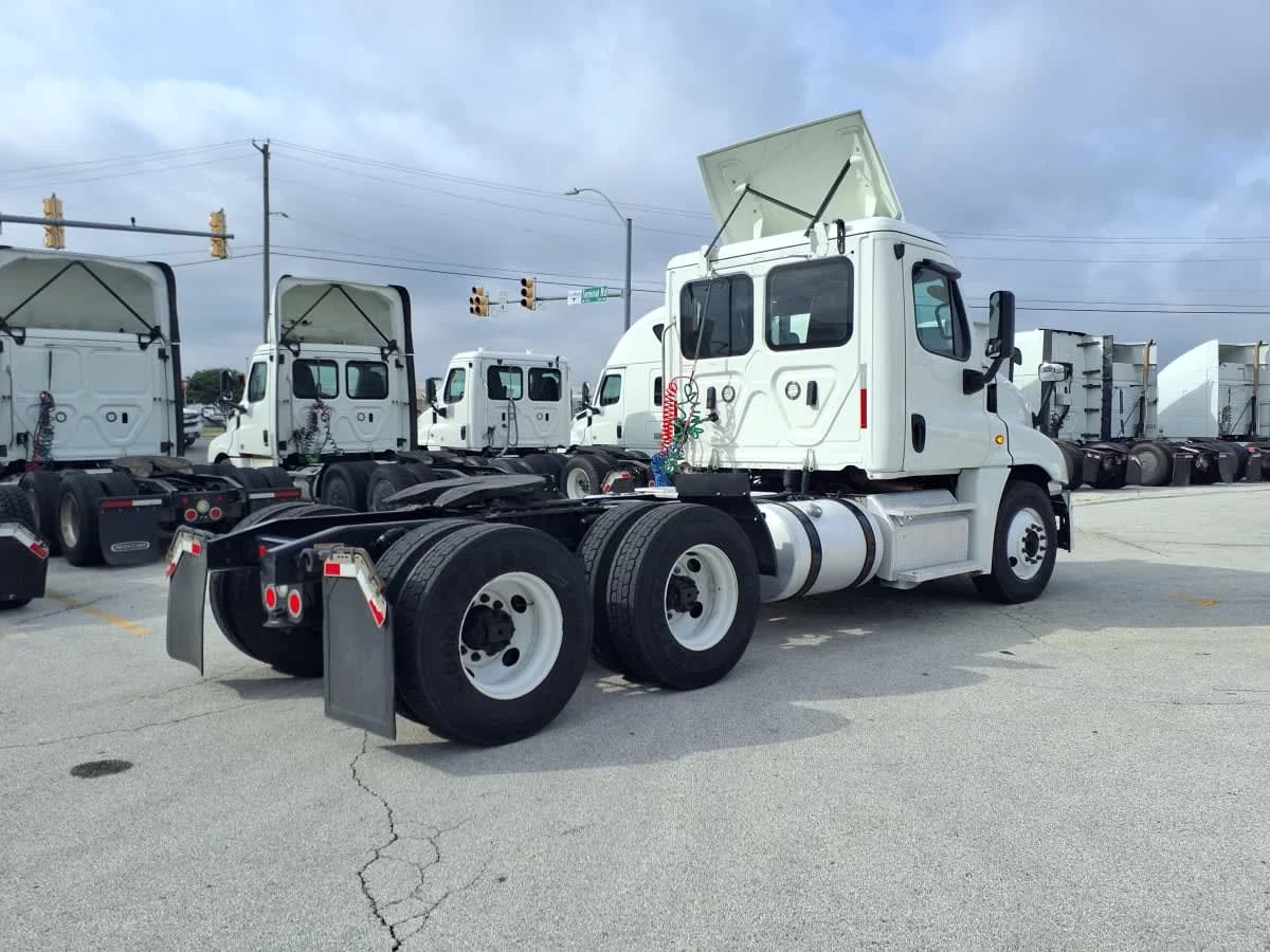 2019 Freightliner Cascadia in Fort Worth, TX — photo 4