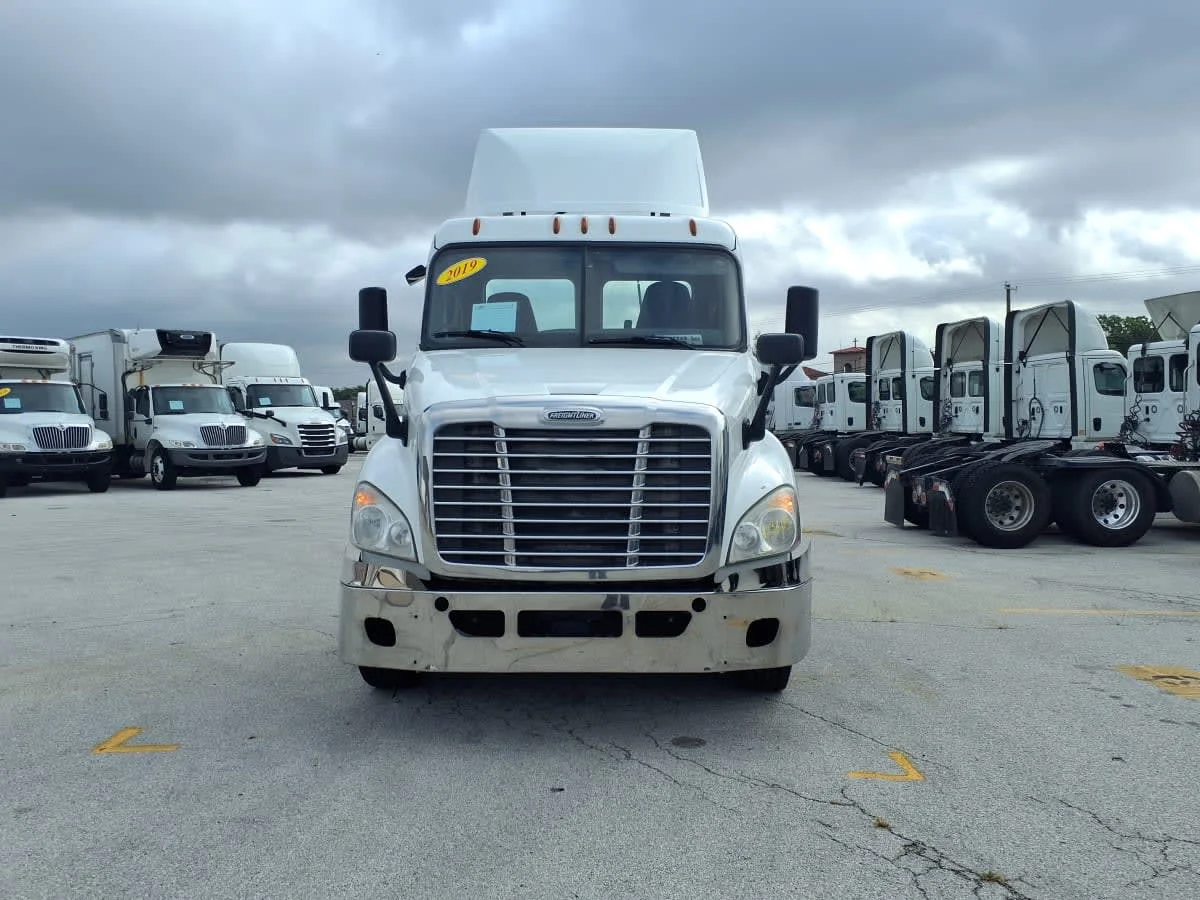 2019 Freightliner Cascadia in Fort Worth, TX — photo 2