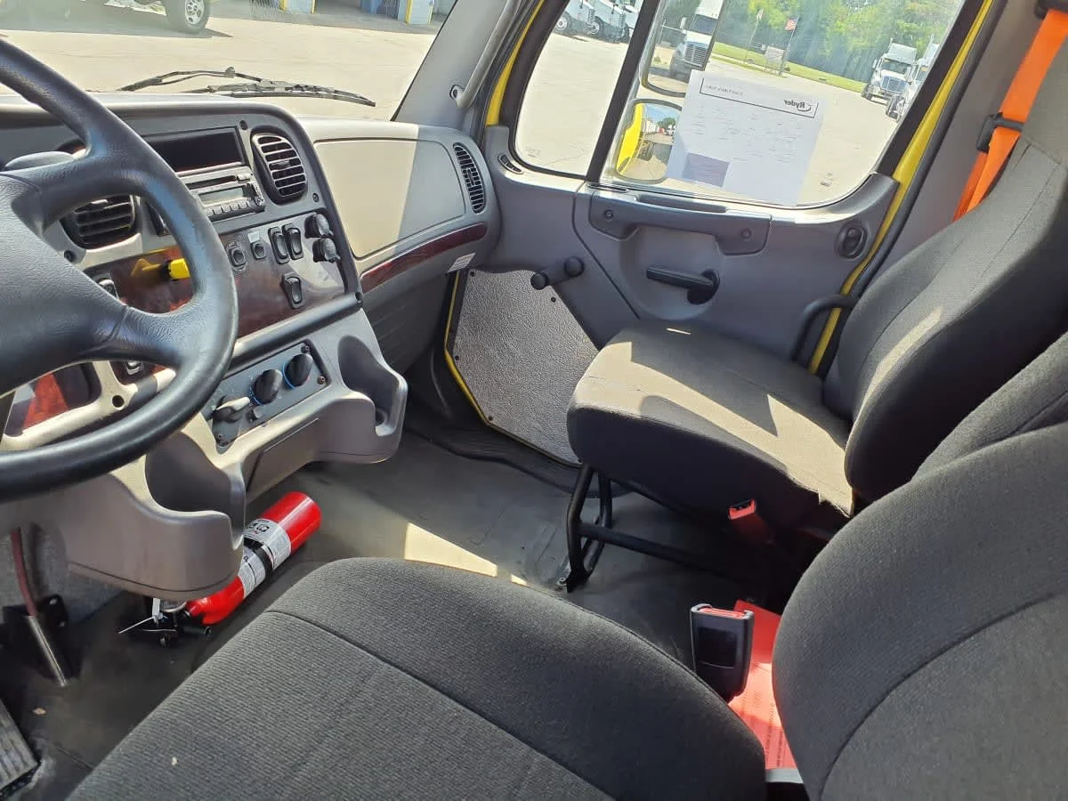 2016 Freightliner M2 106 - image 7