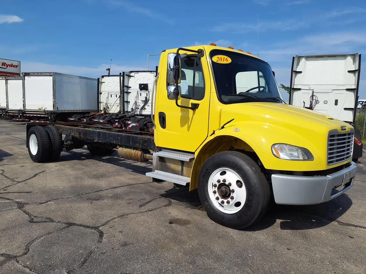 2016 Freightliner M2 106 - image 3