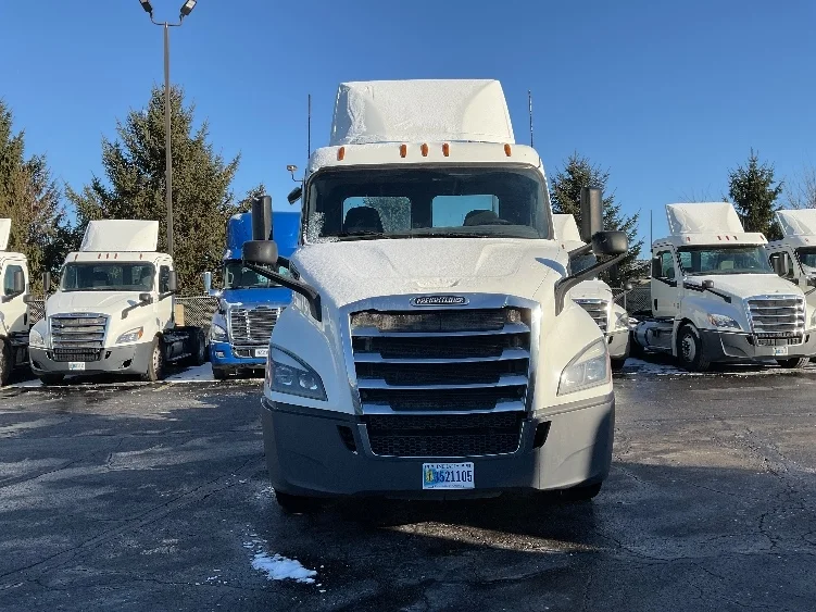 2019 Freightliner Cascadia - image 2