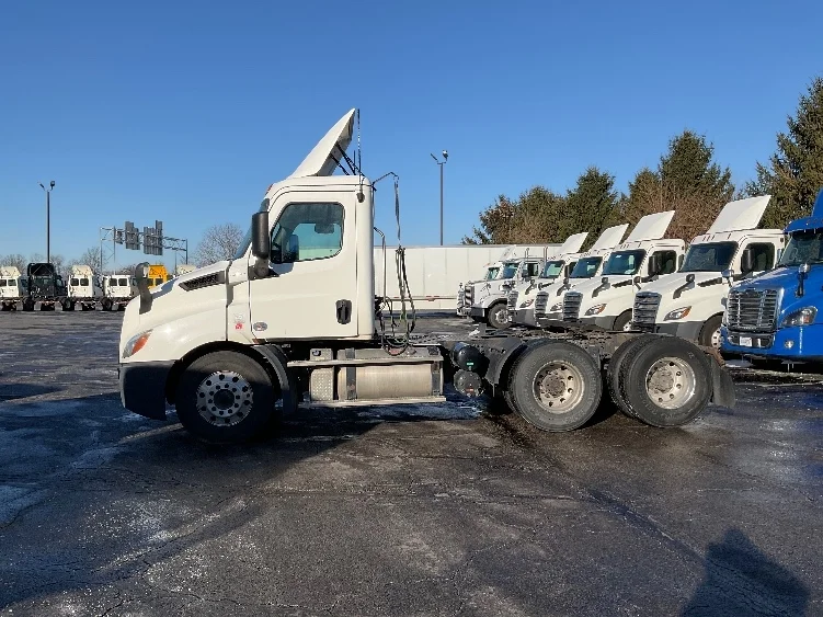 2019 Freightliner Cascadia - image 4