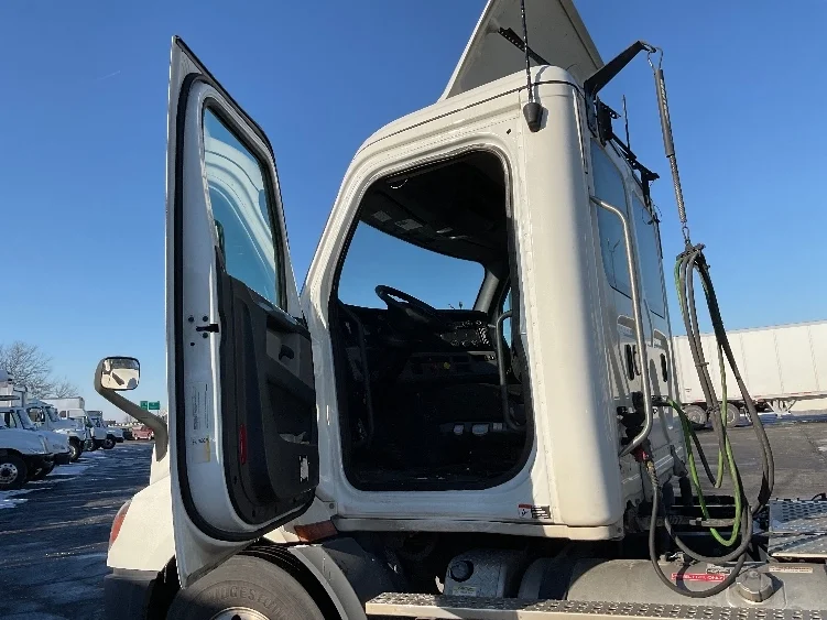 2019 Freightliner Cascadia - image 9