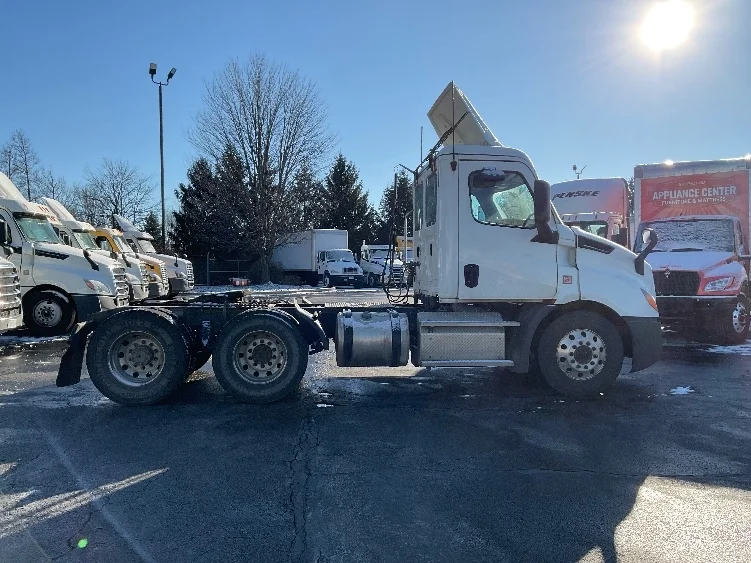 2019 Freightliner Cascadia - image 8