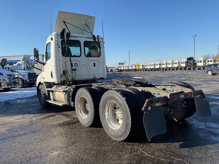 2019 Freightliner Cascadia - image 5