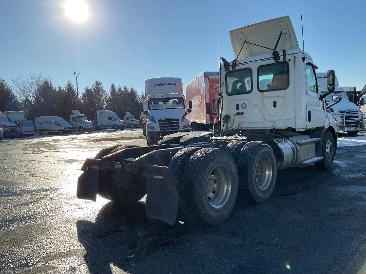 2019 Freightliner Cascadia - image 7