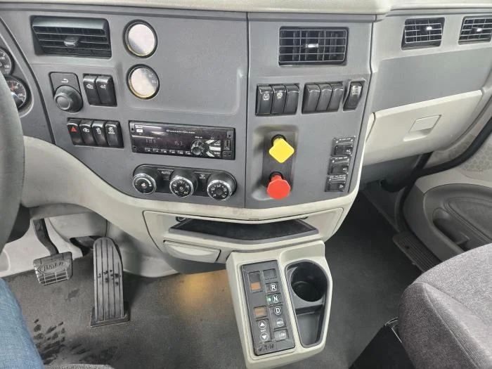 2018 Peterbilt 579 - image 6