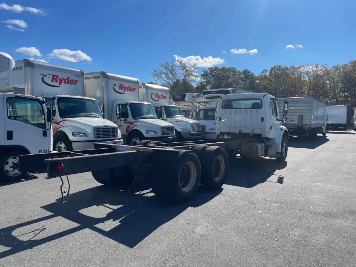 2016 Freightliner M2 106 - image 4