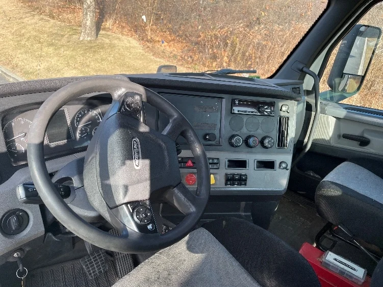 2019 Freightliner Cascadia - image 10