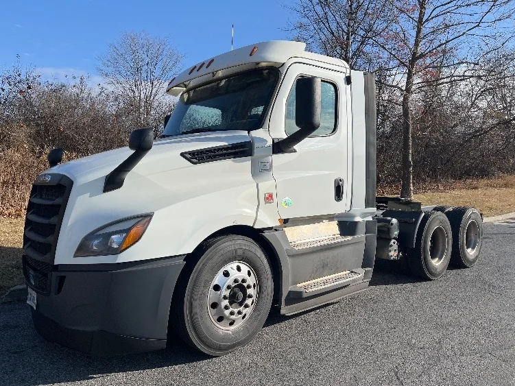 2019 Freightliner Cascadia - image 3