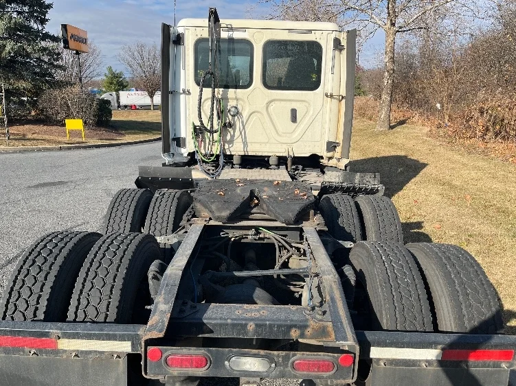 2019 Freightliner Cascadia - image 6