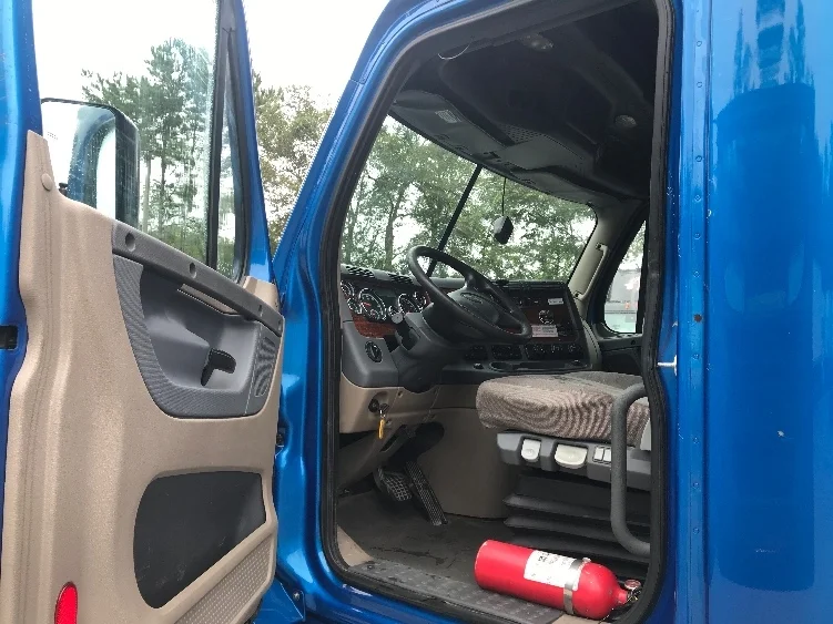 2017 Freightliner Cascadia in Pensacola, FL — photo 9