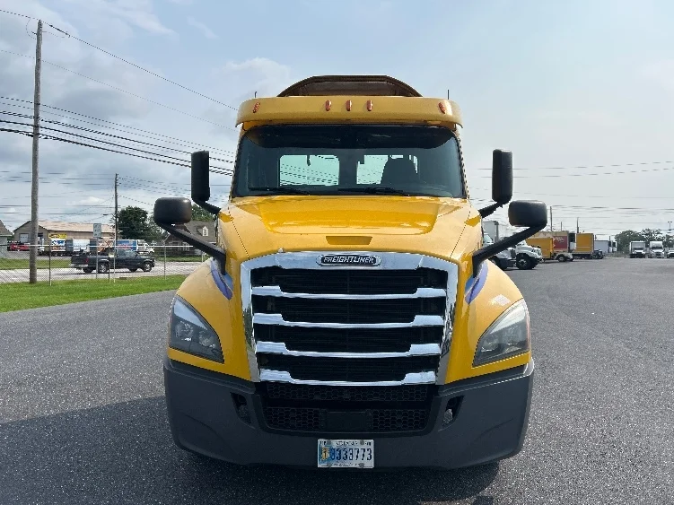 2019 Freightliner Cascadia in Harrisburg, PA — photo 2