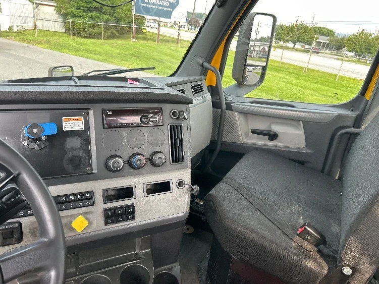2019 Freightliner Cascadia in Harrisburg, PA — photo 10