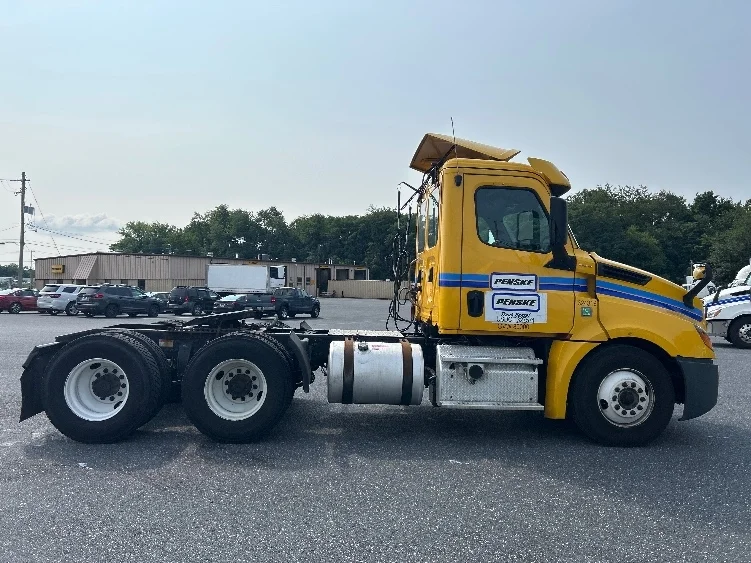 2019 Freightliner Cascadia in Harrisburg, PA — photo 8