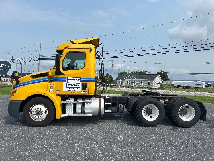 2019 Freightliner Cascadia in Harrisburg, PA — photo 4