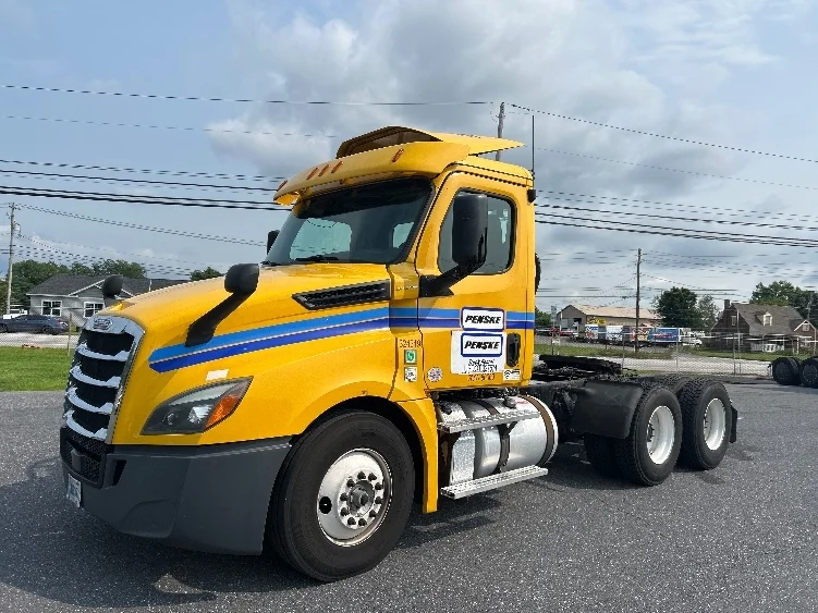 2019 Freightliner Cascadia in Harrisburg, PA — photo 3