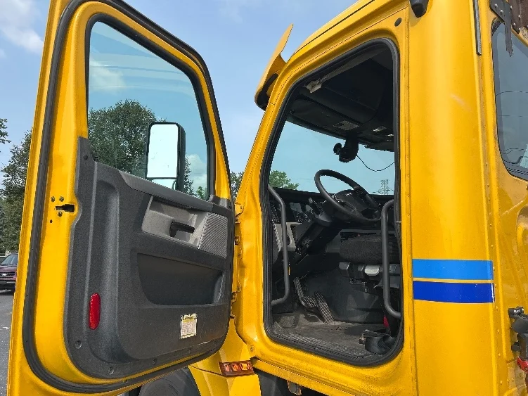 2019 Freightliner Cascadia in Harrisburg, PA — photo 9