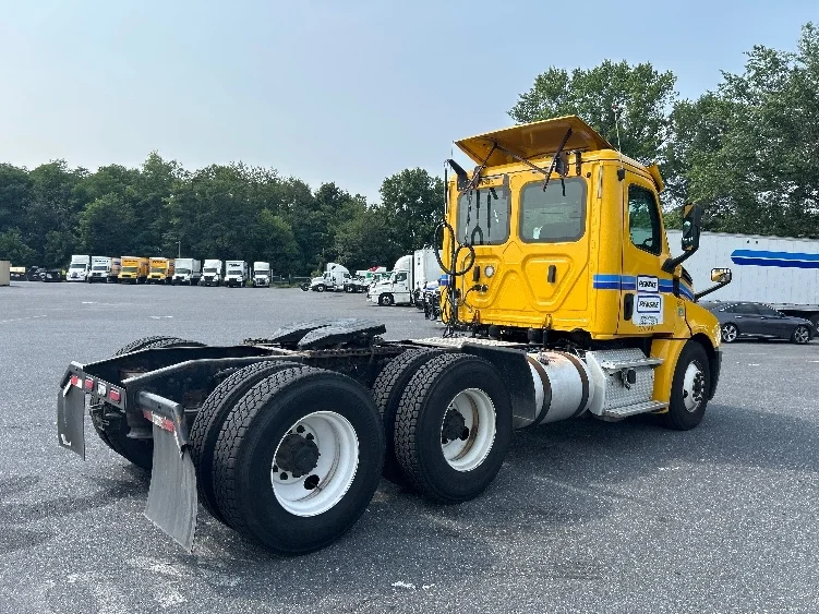 2019 Freightliner Cascadia in Harrisburg, PA — photo 7