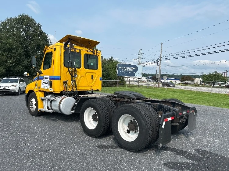 2019 Freightliner Cascadia in Harrisburg, PA — photo 5