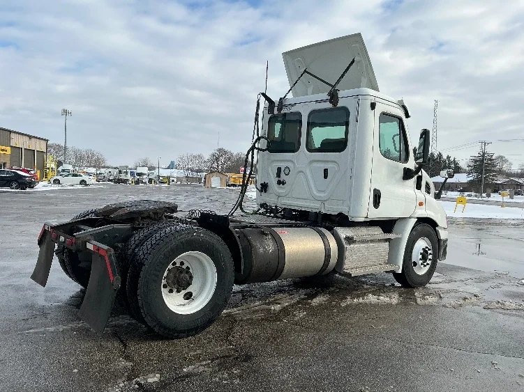 2020 Freightliner Cascadia in Elkhart, IN — photo 7