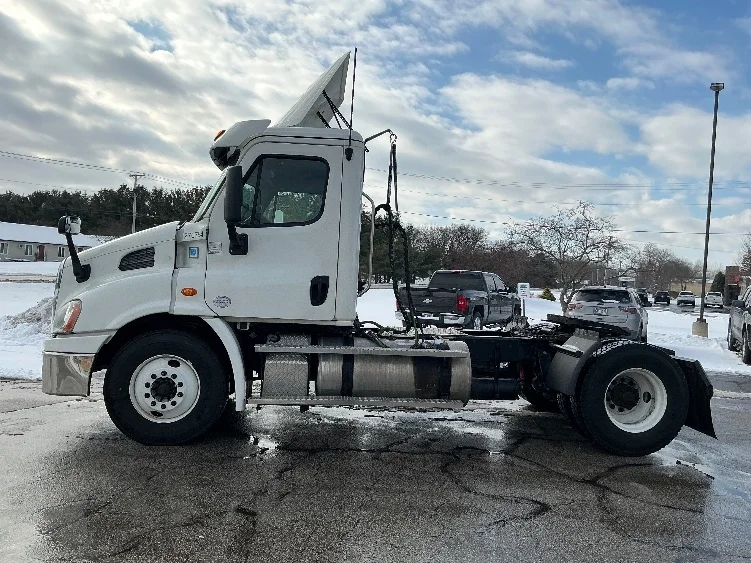 2020 Freightliner Cascadia in Elkhart, IN — photo 4