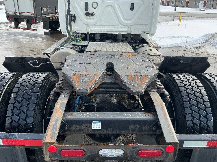 2020 Freightliner Cascadia in Elkhart, IN — photo 6