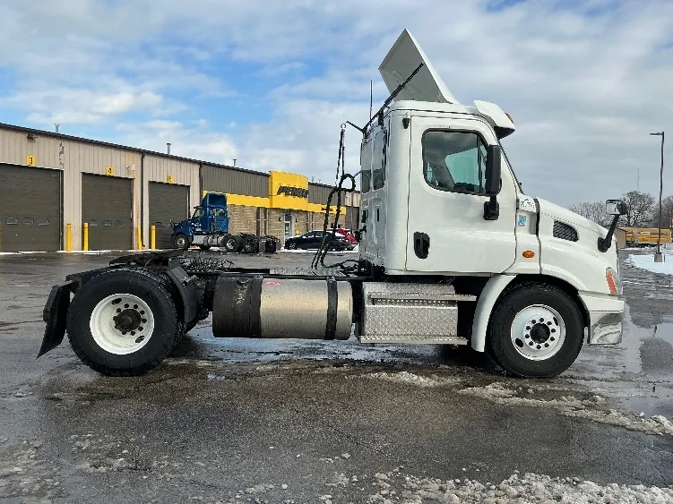 2020 Freightliner Cascadia in Elkhart, IN — photo 8