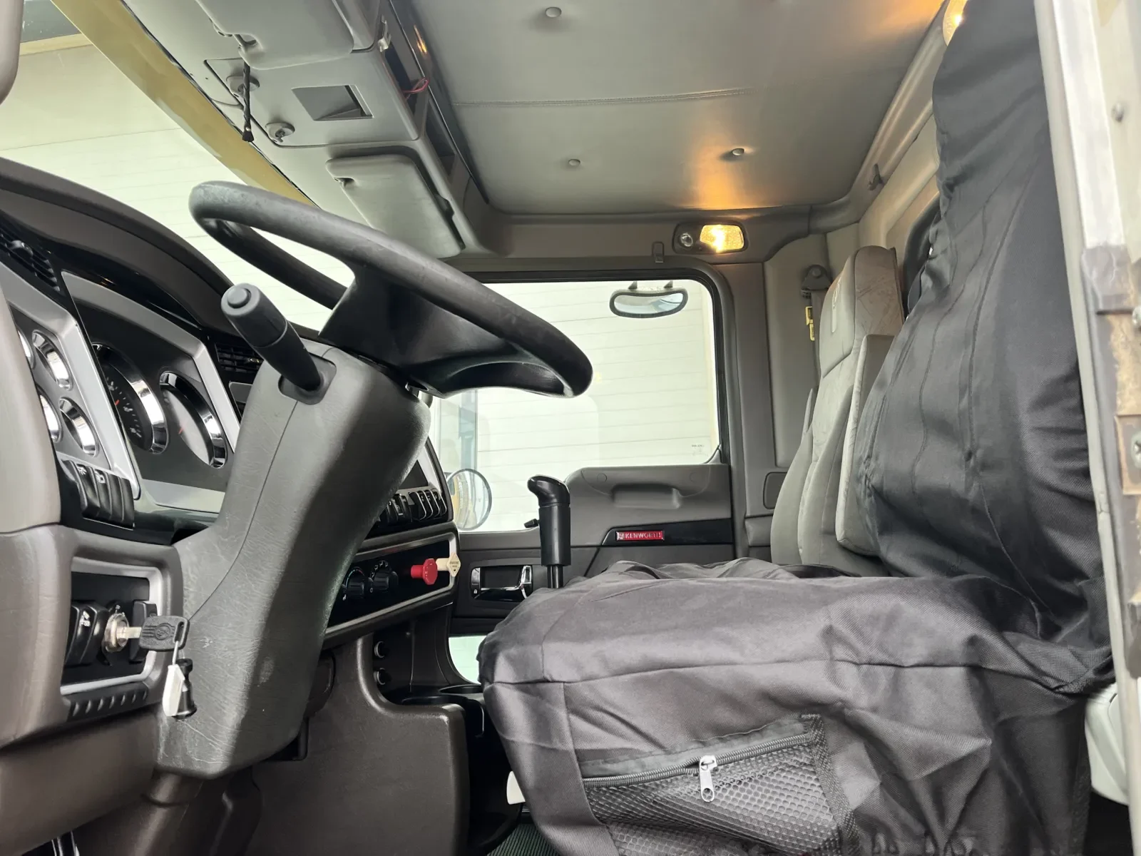 2008 Kenworth T800 - image 14