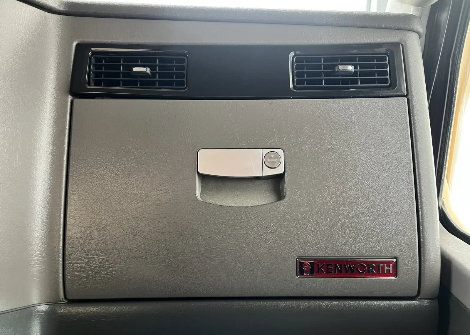 2008 Kenworth T800 - image 19