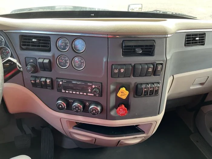 2022 Peterbilt 579 in Phoenix, AZ — photo 12