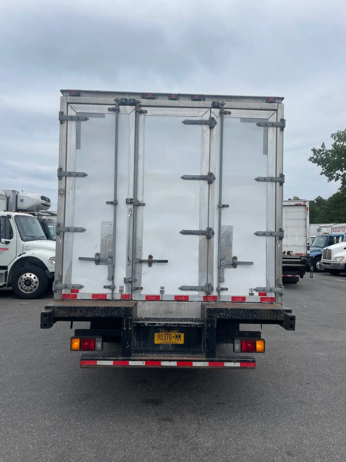 2019 Isuzu NQR in Farmingdale, NY — photo 5