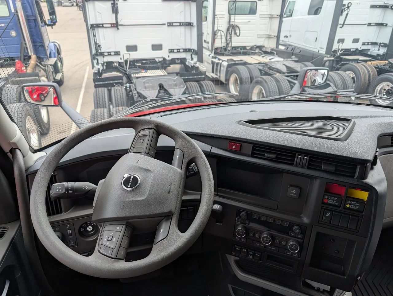 2026 Volvo VNL 860 in Sterling Heights, MI — photo 7