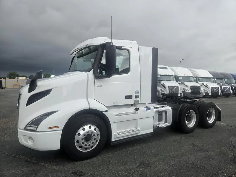 2022 Volvo VNR 640 in Sauk Rapids